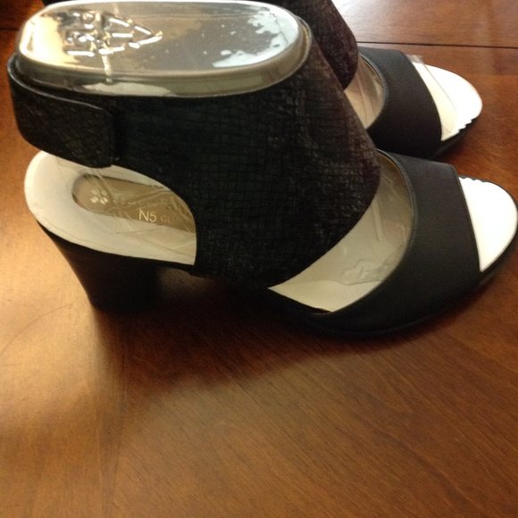Naturalizer Sandal size 7.5 M (NIB) - Picture 2 of 5